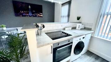 Deluxe Apartment, Jetted Tub (Reads Ditchburn ) | Shared kitchen