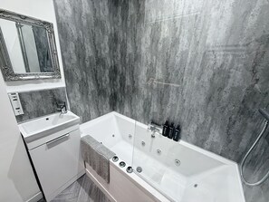 Family Suite, Hot Tub (Bobby) | Bathroom - Reads Luxury Apartments (Blackpool)