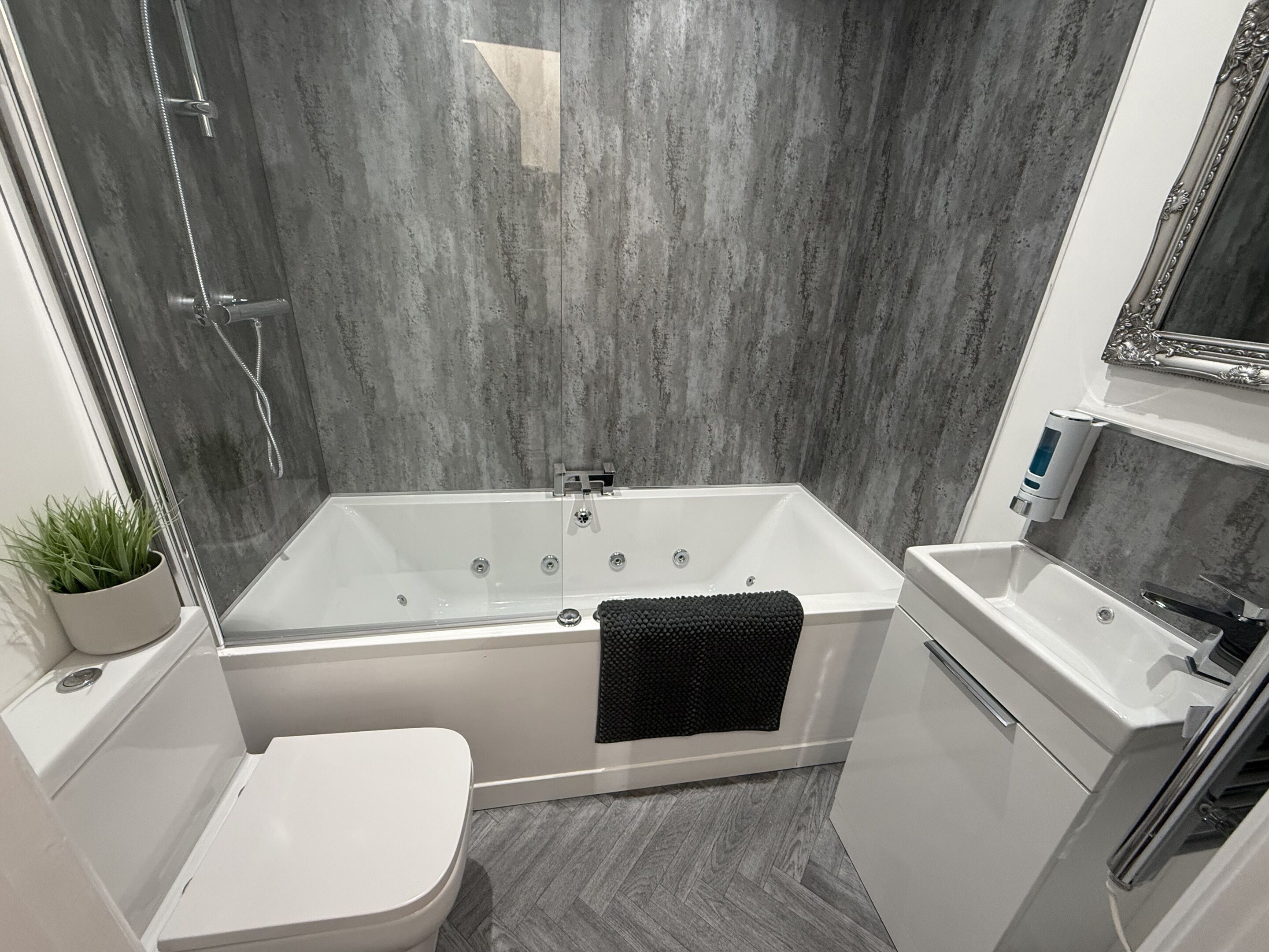 Luxury Apartment, Hot Tub (Reads Selmes ) | Bathroom