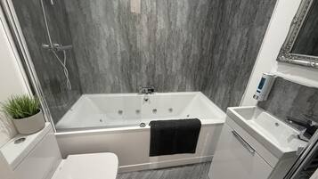Luxury Apartment, Hot Tub (Reads Selmes ) | Bathroom