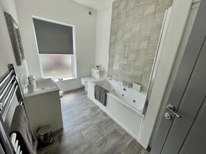 Luxury Apartment, Hot Tub (Reads Boyd) | Bathroom - Reads Luxury Apartments (Blackpool)
