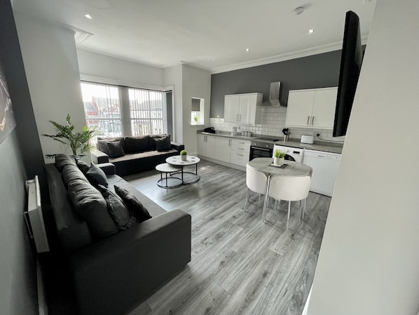 Luksushuoneisto, poreamme (Reads Boyd) | Lounge