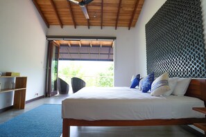 Kamar Double | Brankas dan dilengkapi dengan perabotan berbeda-beda