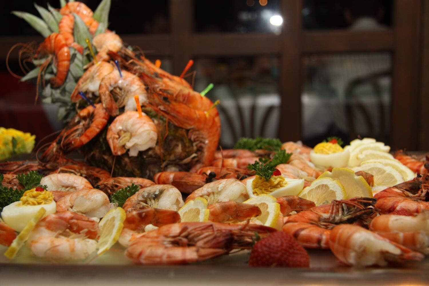 Un piatto di pesce con diversi tipi di gamberi e guarnizioni.