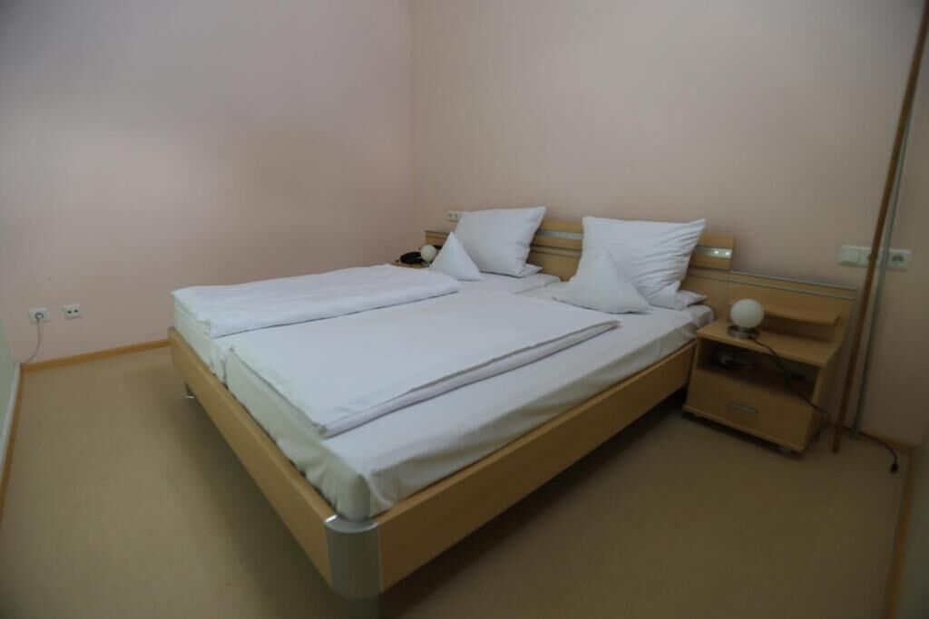 Safe på rommet, skrivebord, blendingsgardiner og wi-fi (inkludert)