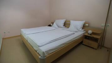 Cassaforte in camera, una scrivania, tende oscuranti, Wi-Fi gratuito