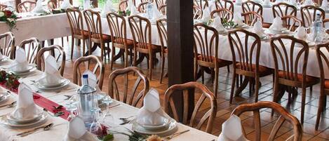 每日供應自助早餐 (每人 EUR9.5)