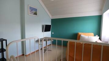 1 quarto, cofres nos quartos, escrivaninha, cortinas blackout