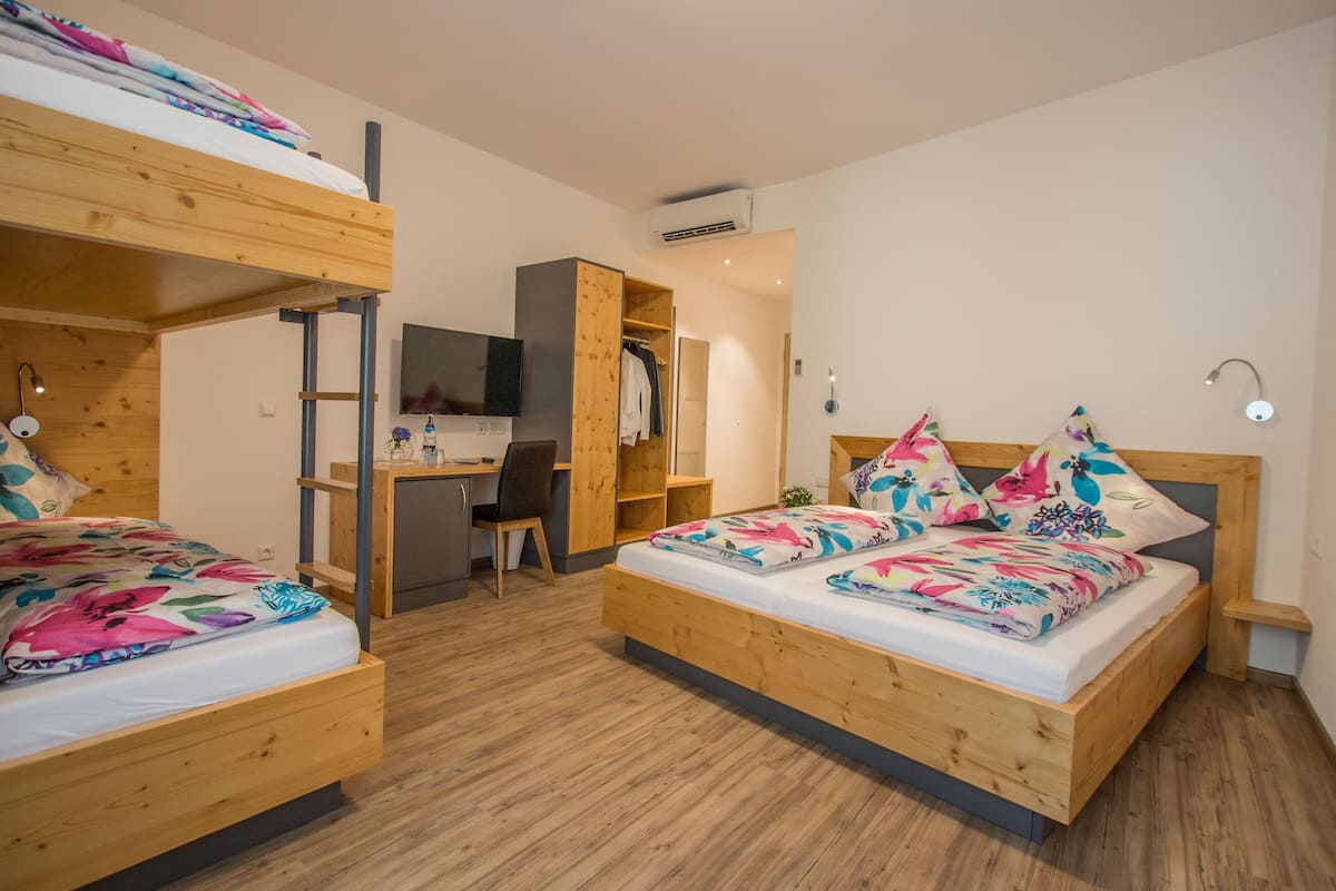 Une chambre de dortoir avec deux lits superposés, un bureau et une chaise.
