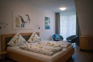 Roba de llit hipoal·lergògena, minibar i escriptori 