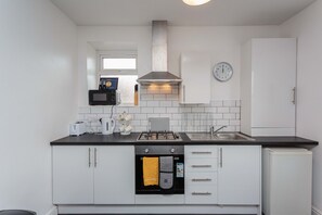 Apartment, Ensuite | Shared kitchen | Fridge, microwave, electric kettle, cookware/dishes/utensils