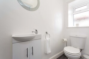 Apartment, Ensuite | Bathroom | Hair dryer, towels