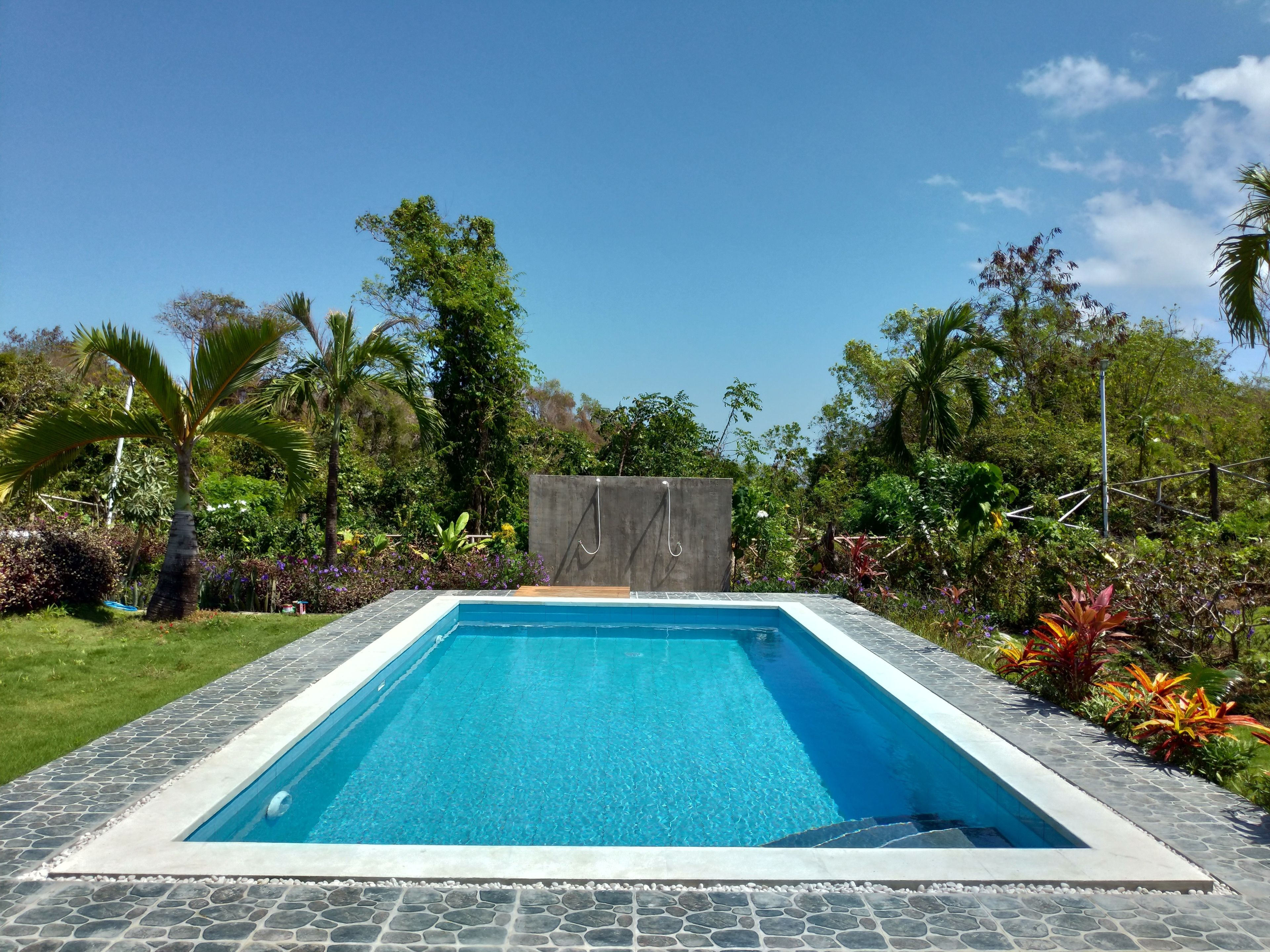 Piscina externa, guarda-sóis, espreguiçadeiras