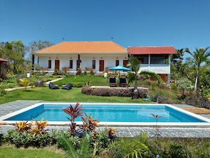 Outdoor pool, pool umbrellas, pool loungers - The Pande Hill Homestay (Pecatu)