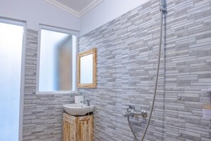 Bungalow (Suite Bungalow) | Kylpyhuone | Suihku, ilmaiset hygieniatuotteet, pyyhkeet, saippua
