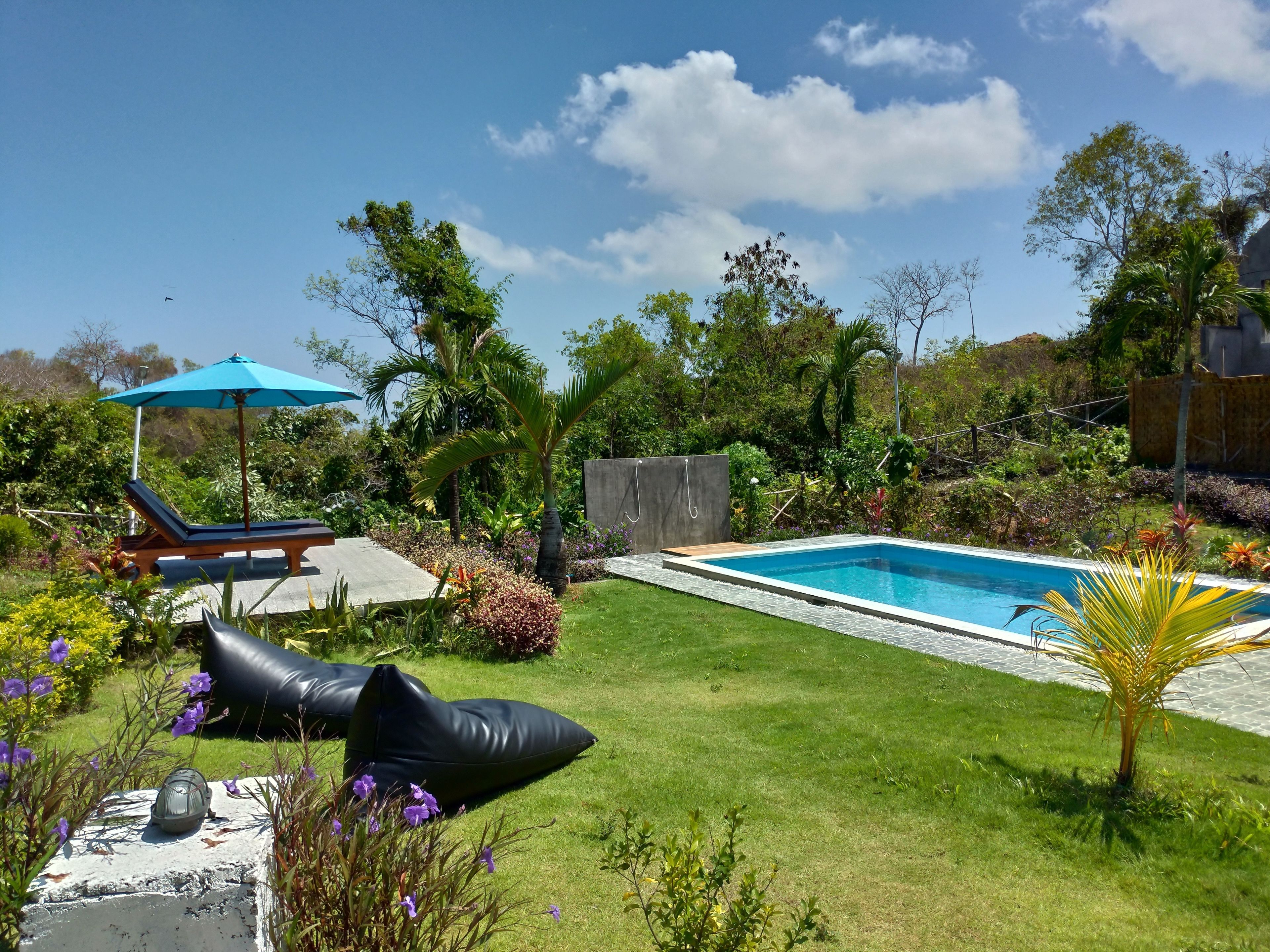 Piscina externa, guarda-sóis, espreguiçadeiras