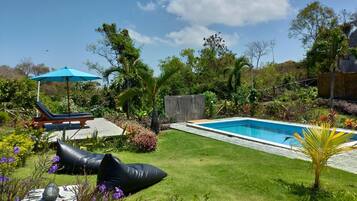 Piscina externa, guarda-sóis, espreguiçadeiras