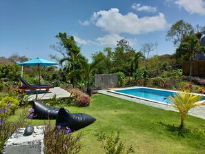 Outdoor pool, pool umbrellas, pool loungers - The Pande Hill Homestay (Pecatu)