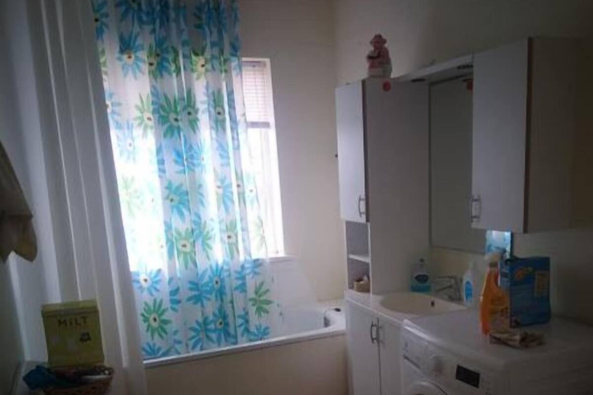 Combined shower/tub, towels, soap, shampoo
