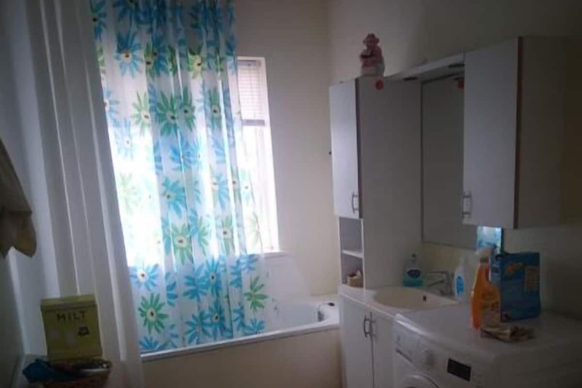 Combined shower/tub, towels, soap, shampoo