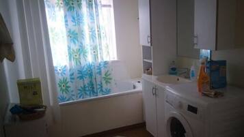 Combined shower/bathtub, towels, soap, shampoo