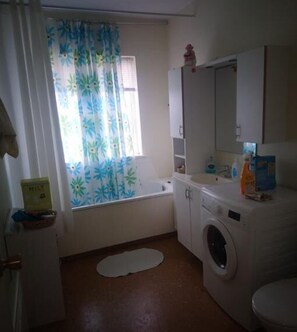 Combined shower/tub, towels, soap, shampoo - Apartment or Rooms in Raufarhöfn (Raufarhofn)