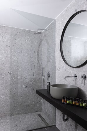 Shower, free toiletries, hair dryer, bathrobes - Azur Suites (Glyfada)