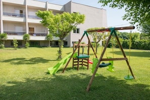 Tempat bermain anak - outdoor
