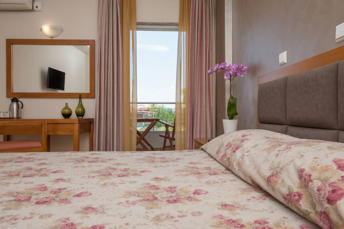 Single Room | Premium bedding, minibar, desk, laptop workspace