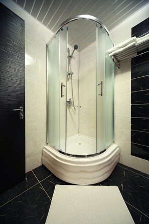 Suite, Balkon (202, 302) | Dusche im Bad