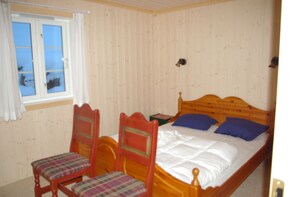 Stuga Classic (Storstua, Cleaning/towel/linen excl) | 3 sovrum, skrivbord och sÀngklÀder