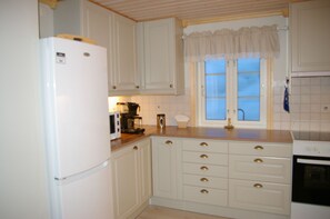 Cabaña clásica (Storstua, Cleaning/towel/linen excl) | Cocina privada | Refrigerador, microondas, horno y parrilla de estufa 