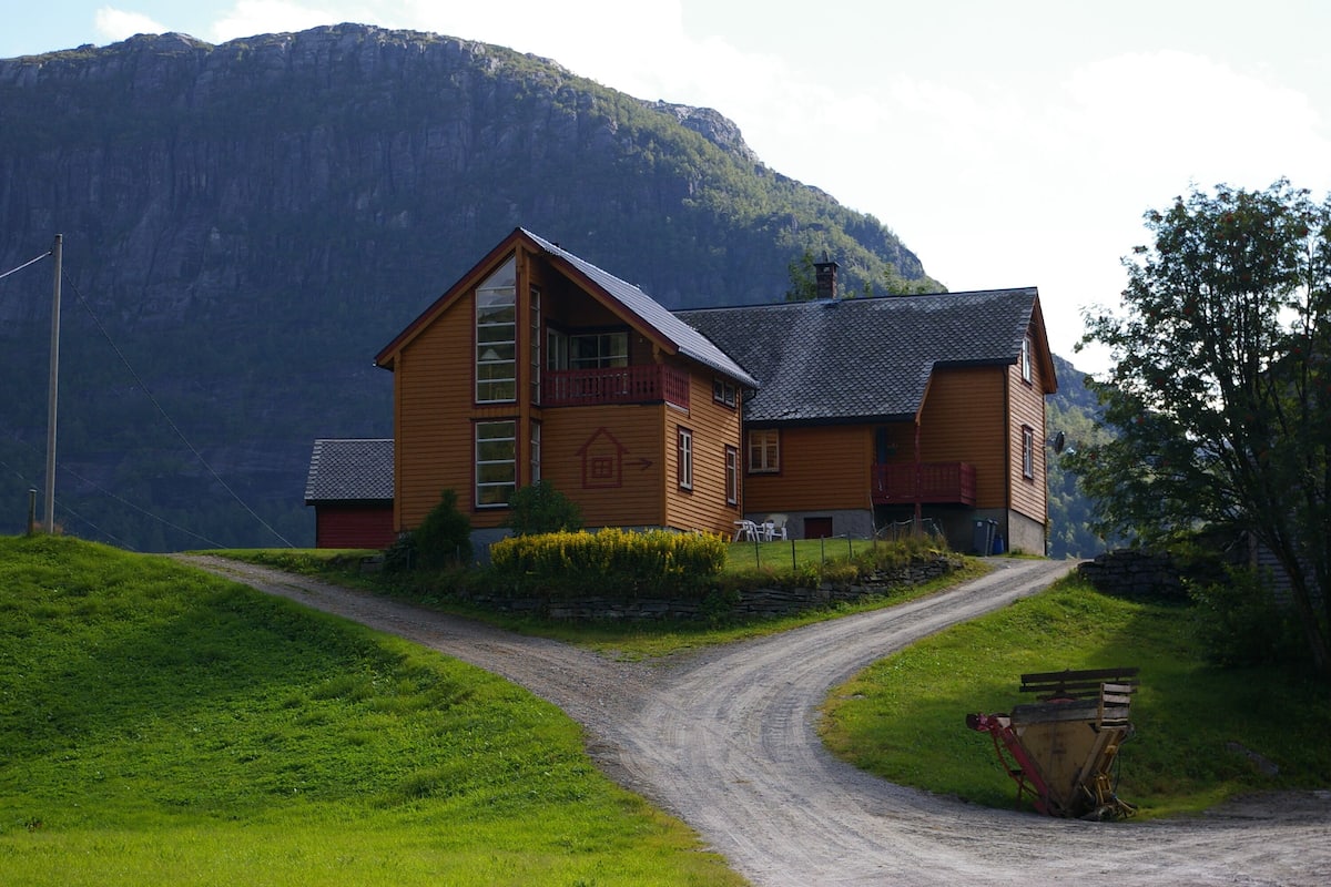 Cabin (Gårdshuset, Cleaning/towel/linen excl) | 3 bedrooms, desk, bed sheets