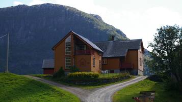 3 bedrooms, desk, bed sheets