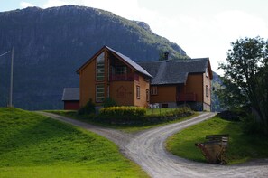 Cabaña (Gårdshuset, Cleaning/towel/linen excl) | 3 habitaciones, escritorio y ropa de cama 