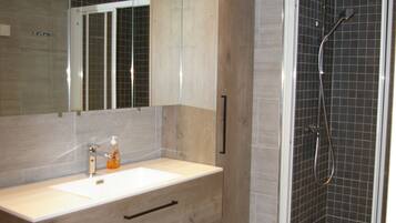 Cabin (Gårdshuset, Cleaning/towel/linen excl) | Bathroom | Shower, towels