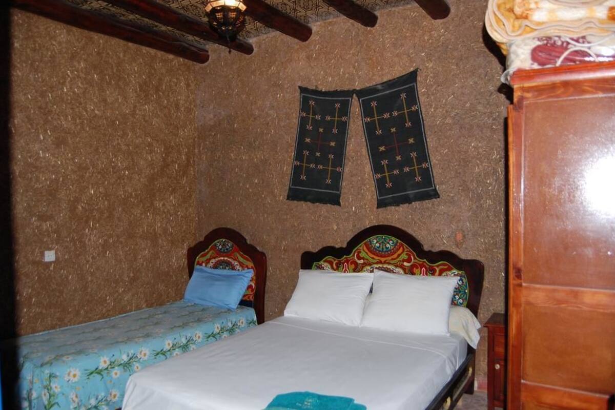 Habitación, varias camas | Cortinas blackout, insonorización y ropa de cama