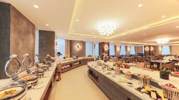 Daily buffet breakfast (VND 350000 per person)