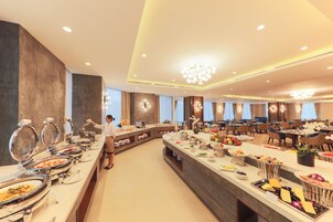 Daily buffet breakfast (VND 350000 per person)