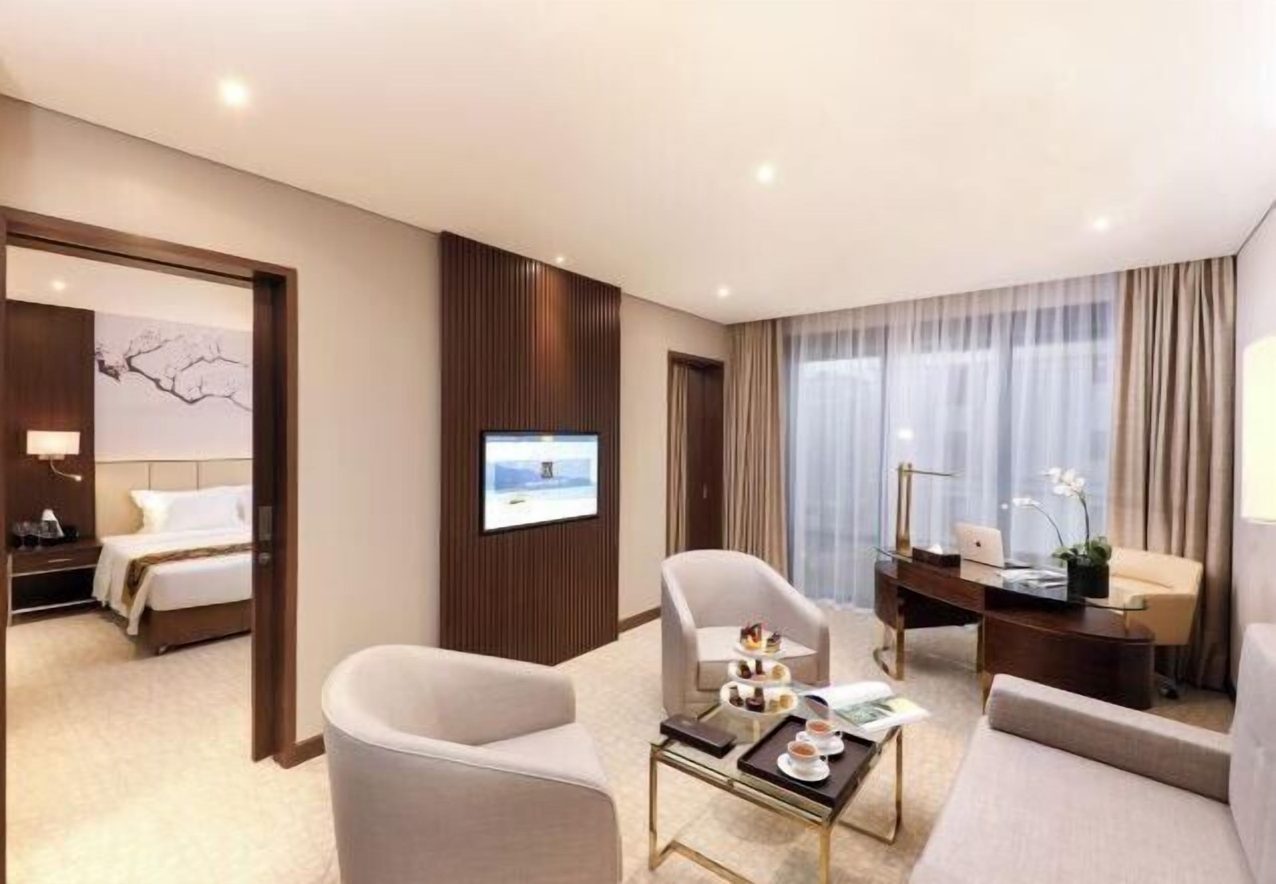 Minibar, in-room safe, desk, laptop workspace