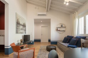 TV - A stylish apartment in San Frediano Florence by Mmega (Firenze)