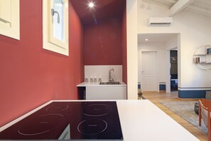 Frigorífico, horno, placa de cocina y tostadora