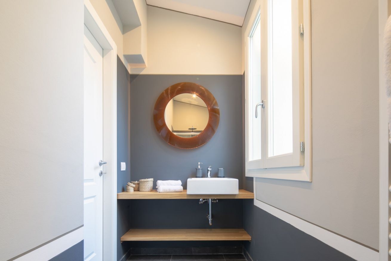 Douche, sèche-cheveux, bidet, serviettes fournies