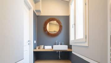 Douche, sèche-cheveux, bidet, serviettes fournies
