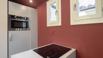 Fridge, oven, stovetop, cookware/dishes/utensils