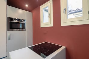 Frigorifero, forno, piano cottura, pentole/stoviglie/utensili