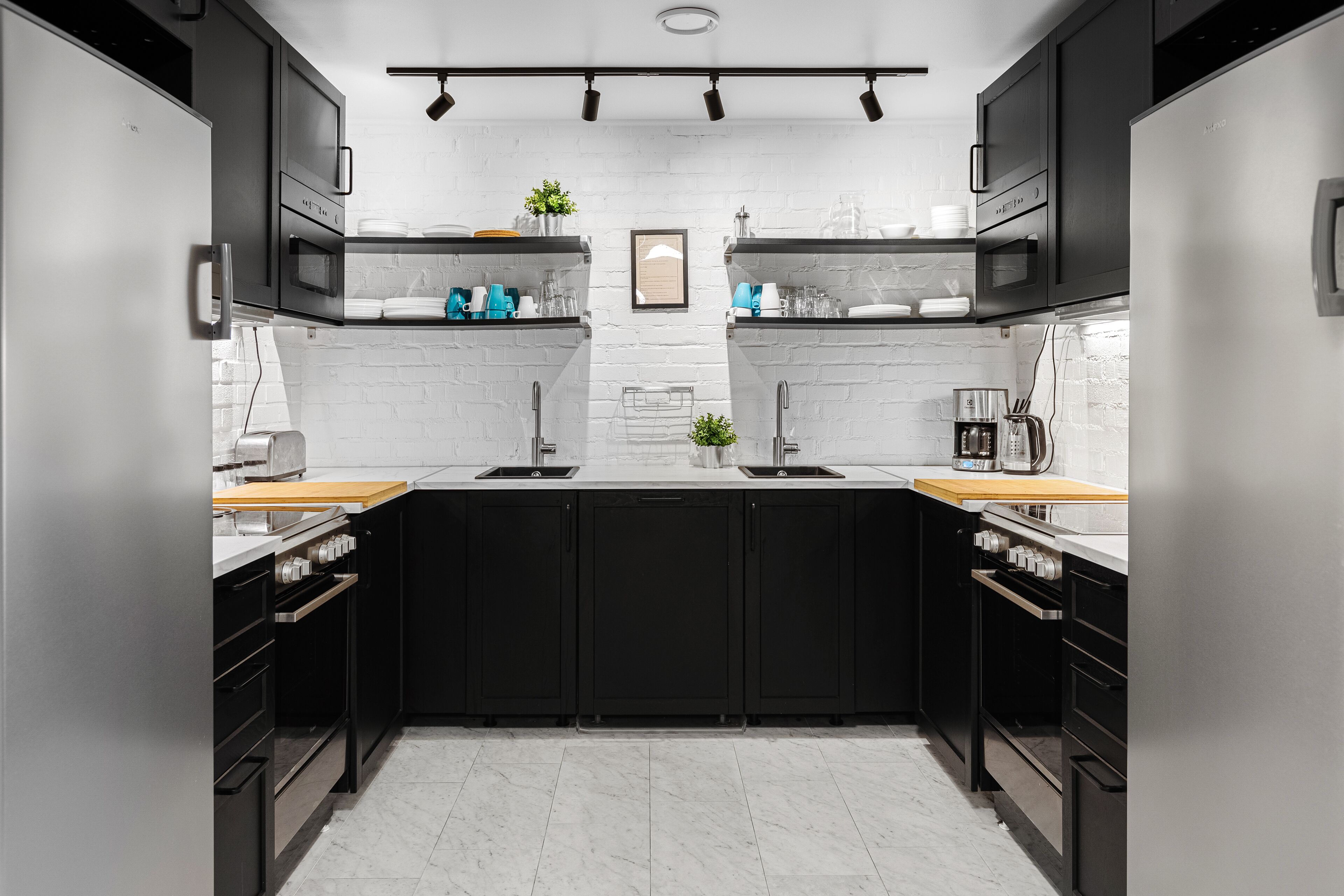 Kjøleskap, mikrobølgeovn, ovn og kokeplater