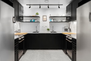 Frigorífico, microondas, horno y placa de cocina