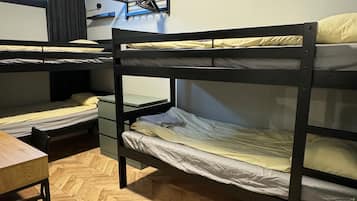 Basic fyrbÀddsrum | Arbetsyta för laptop, strykjÀrn/strykbrÀda, gratis wi-fi och sÀngklÀder