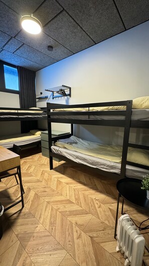 基础四人房 | 笔记本电脑工作区、熨斗/熨板、免费 WiFi、床单